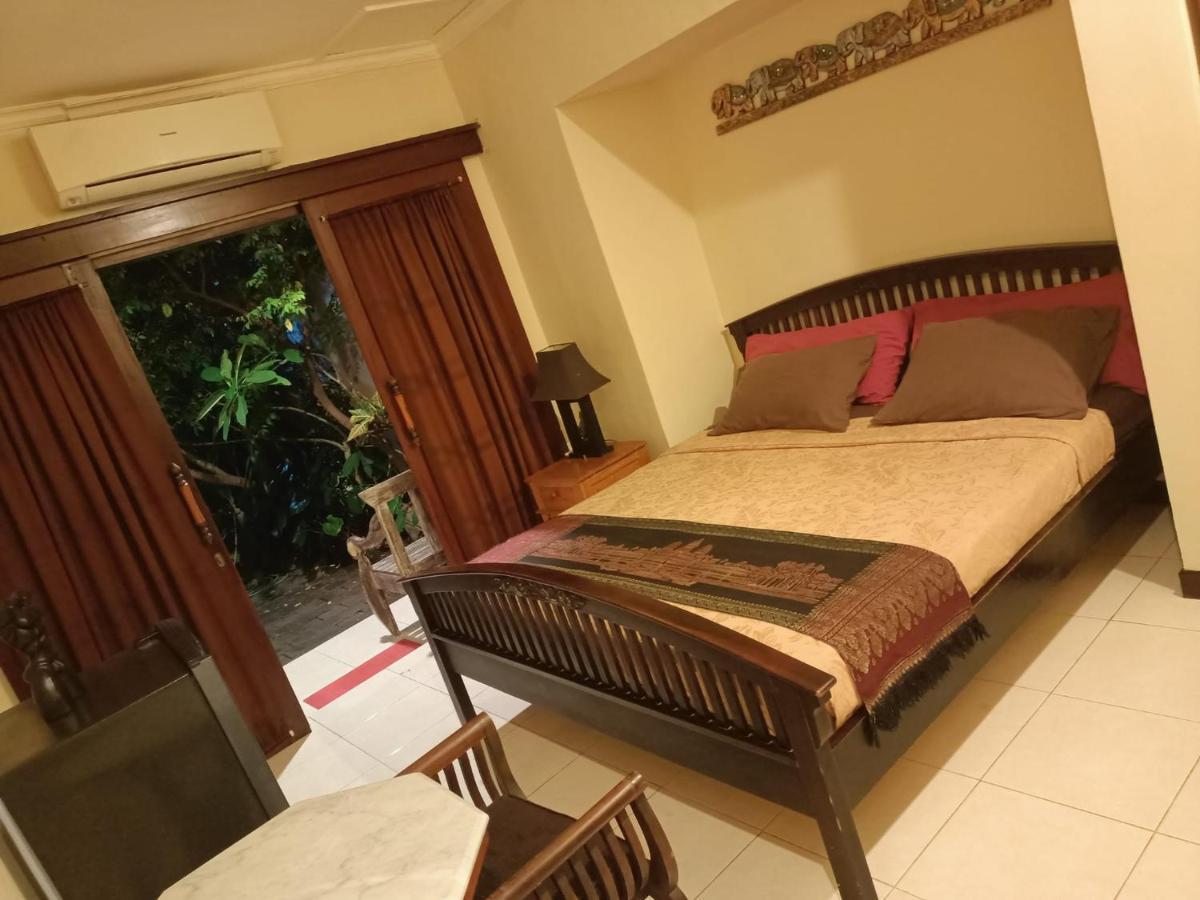 Villa Layang Bulan A Homey Guesthouse For Men Near The Beach In North Kuta Denpasar Extérieur photo