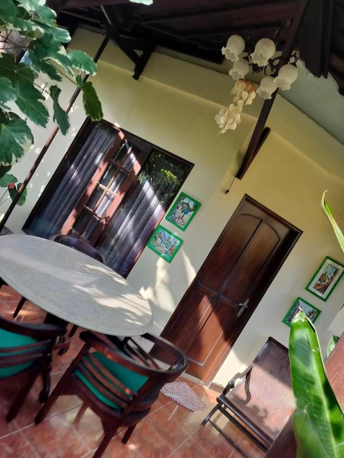 Villa Layang Bulan A Homey Guesthouse For Men Near The Beach In North Kuta Denpasar Extérieur photo